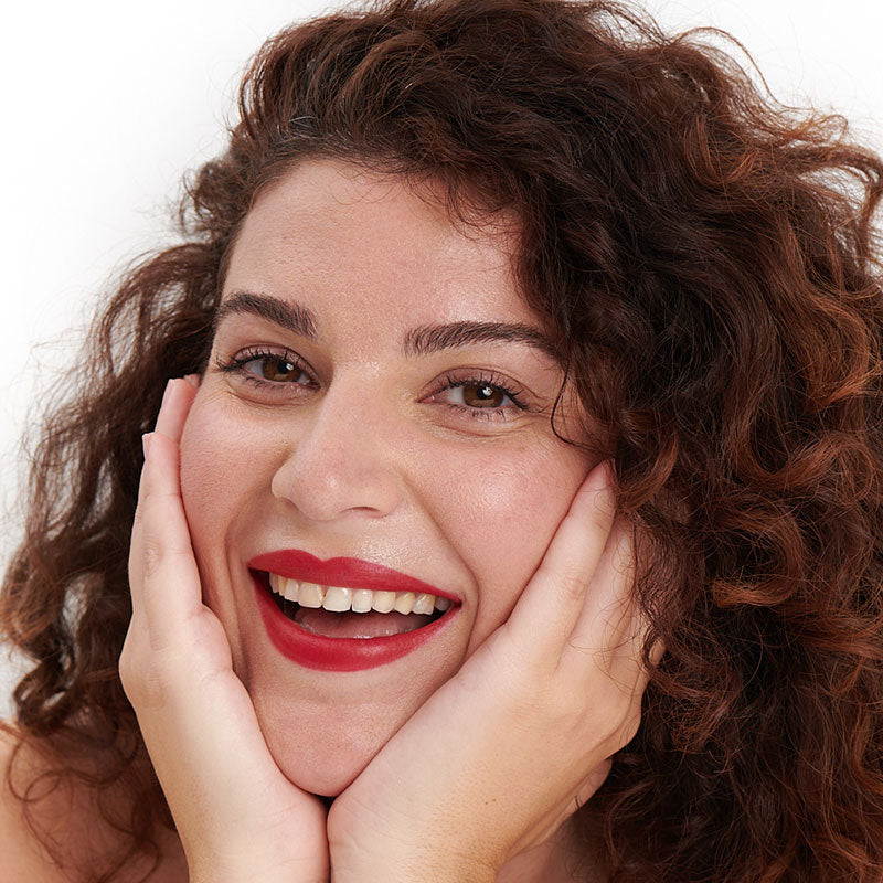 Teinte rouge couture du rouge à lèvres naturel et clean Pomponne sur peau mate